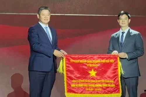 Máy tính Thánh Gióng nhận Cờ Thi đua của TP Hà Nội