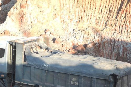 Khai thác đất trái phép ngay trung tâm huyện nhiều năm, người dân bức xúc