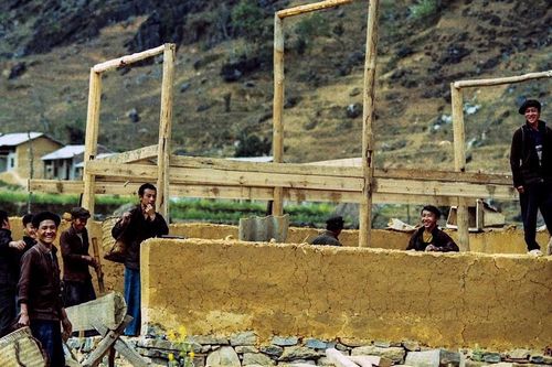 Cuộc sống sau ống kính: Mái ngói, tường trình trên cao nguyên đá