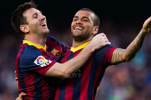 Barcelona nhắc tới Messi khi đưa Dani Alves trở lại danh sách huyền thoại của CLB