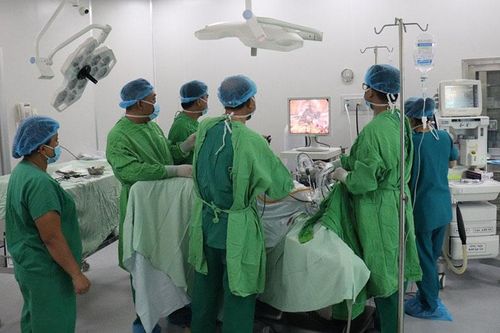 Phẫu thuật cắt tử cung bằng phương pháp nội soi giúp điều trị u xơ tử cung