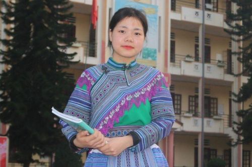 Nữ sinh người Mông vượt qua hủ tục, học giỏi