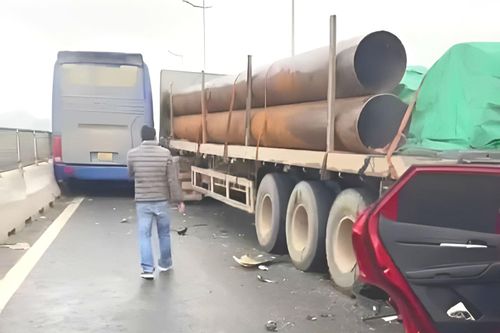 Tai nạn liên hoàn khiến cao tốc Nghi Sơn - Diễn Châu tắc nghẽn