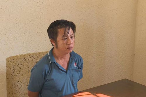 Bị khám xét, người đàn ông cho vay nặng lãi dùng dao tấn công công an