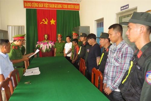 Khởi tố, bắt tạm giam 12 đối tượng gây rối trật tự công cộng