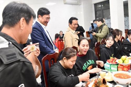 Thứ trưởng Bộ VHTTDL Hoàng Đạo Cương, kiểm tra bữa ăn của VĐV