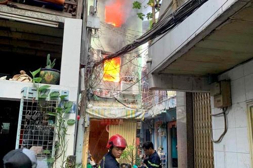 Nhà 3 tầng trong hẻm ở TPHCM bùng cháy dữ dội