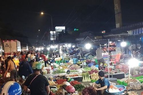 Chợ đầu mối lớn nhất TPHCM bị 'bủa vây'