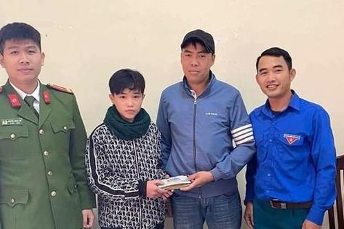 Nhặt được số tiền lớn, nam sinh lớp 9 báo công an tìm người đánh rơi