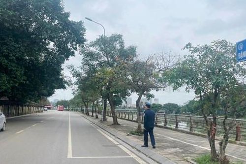 Liên ngành đến kiểm tra, bãi xe chặt chém ở Phủ Tây Hồ 'bỗng dưng' sạch bóng phương tiện