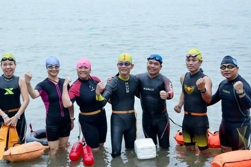 Bất chấp giá rét dưới 12 độ C, người Hà Nội vẫn bơi lội trên sông Hồng
