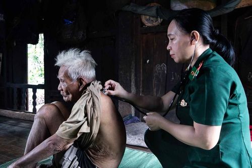 Thầy thuốc quân hàm xanh: Điểm tựa tinh thần của bà con vùng biên