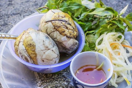 Trứng vịt lộn ngon, nhiều chất bổ nhưng ai không nên ăn?