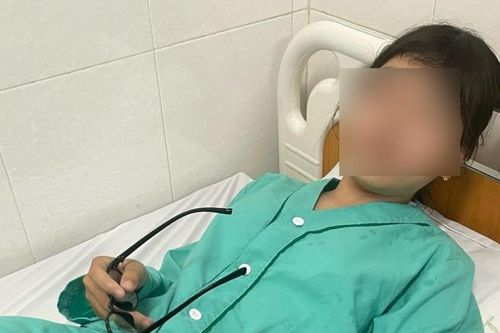 Nữ sinh bị các bạn gái đánh hội đồng đến nhập viện cấp cứu