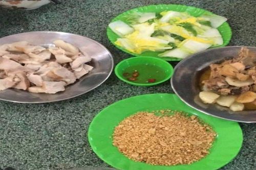 Bữa ăn của sinh viên bị phản ánh 'như dành cho học sinh tiểu học'