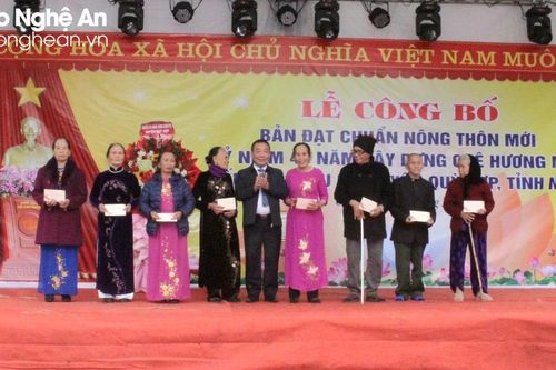 Phó Chủ tịch UBND tỉnh Nguyễn Văn Đệ chúc mừng bản Lấu, xã Châu Lý (Quỳ Hợp) đạt chuẩn nông thôn mới