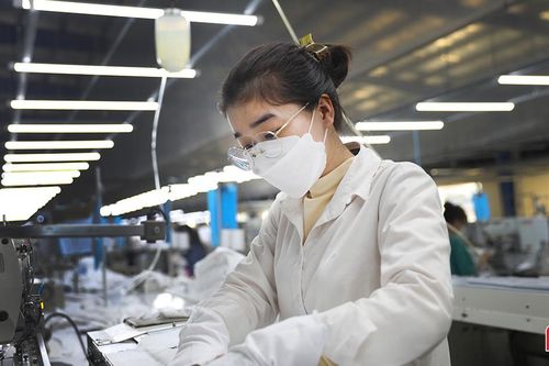 Những 'bóng hồng' trong xưởng may ở KKT Vũng Áng