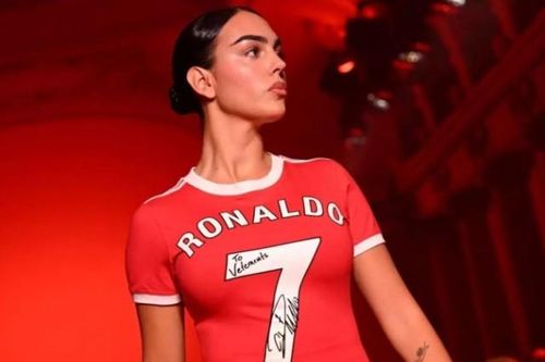 Bạn gái gây sốt khi mặc áo đấu của Ronaldo lên sàn diễn thời trang, được các nhóc tì đi theo ủng hộ hết mình