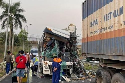 Bản tin TNGT 2/3: Tài xế xe khách tử vong sau cú tông mạnh vào đuôi xe đầu kéo