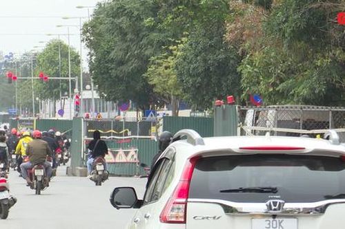 Hà Nội: Loạt lô cốt dự án chậm tiến độ chặn cửa nhà dân suốt nhiều năm