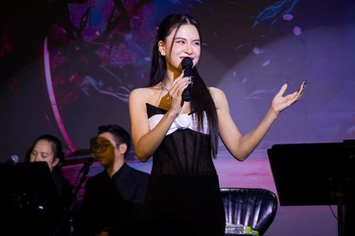 Khán giả yêu cầu cover 'Sau lời từ khước' trong đêm nhạc, Hà Nhi diễn tiểu phẩm trên sân khấu