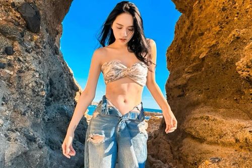 Hương Giang khoe vòng 2 săn chắc, tự tin 'thả dáng' ở trời Tây