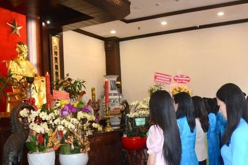 Đoàn đại biểu phụ nữ dâng hương, dâng hoa tưởng nhớ Chủ tịch Hồ Chí Minh