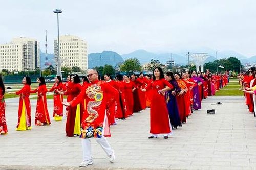 Những người đàn ông mặc áo dài hòa mình vào điệu nhảy dân vũ cùng chị em phụ nữ