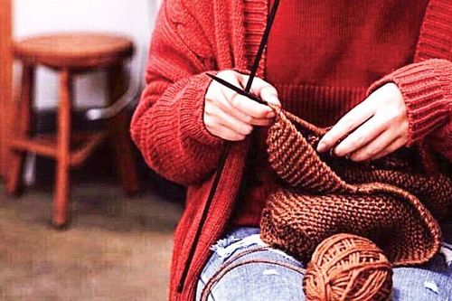 Những mũi len châm trong một thành phố chậm