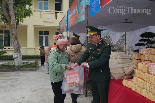 Thanh Hóa: Ấm áp những gian hàng 0 đồng dành cho người nghèo ở vùng biên