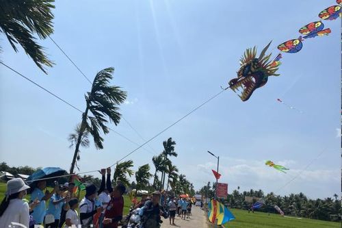 Gần 100 'diều thủ' tham gia ngày hội diều sáo xã Sông Ray