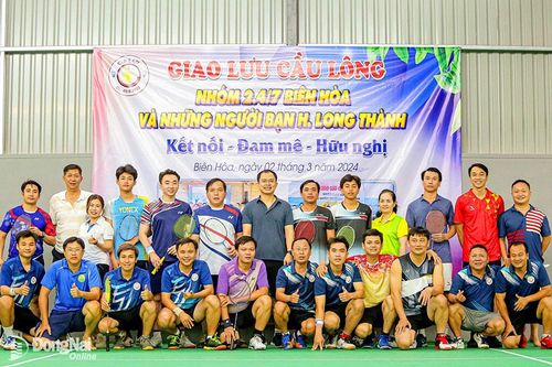 Giao lưu cầu lông nhóm những người bạn