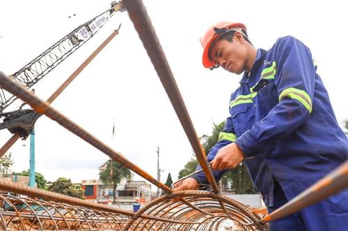 Công nhân trở lại làm việc, công trường nhộn nhịp khí thế thi công