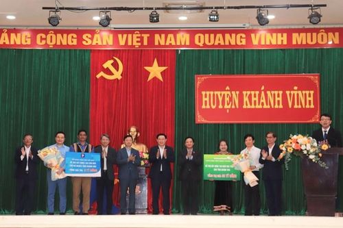 Chủ tịch Quốc hội dự lễ trao nhà Đại đoàn kết tại Khánh Hòa