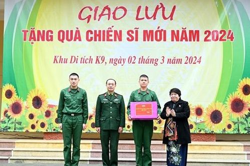 Nhóm nữ đại biểu Quốc hội Việt Nam dâng hương tưởng niệm Chủ tịch Hồ Chí Minh tại Khu di tích K9