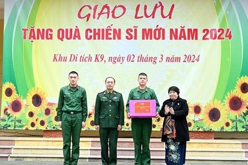 Nhóm nữ đại biểu Quốc hội Việt Nam dâng hương tưởng niệm Chủ tịch Hồ Chí Minh tại Khu di tích K9