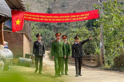Bám bản, gần dân, giữ bình yên nơi cửa ngõ Tây Bắc