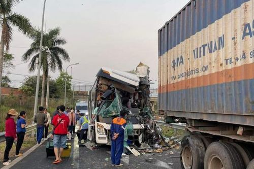 Tự tông vào đuôi container, tài xế tử vong, nhiều hành khách bị thương