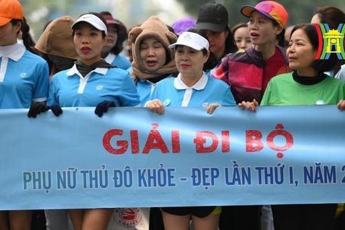 Hơn 300 VĐV đi bộ vì 'Phụ nữ Thủ đô khỏe đẹp'