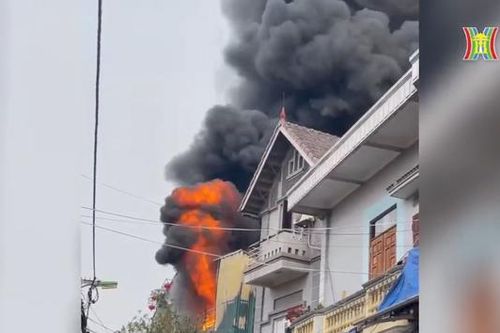 Cháy lớn nhà dân tại chợ Bắc Lãm