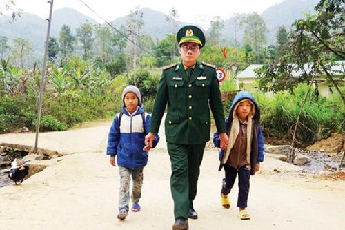 'Ngôi sao xanh' thắp sáng ước mơ học sinh khó khăn vùng biên giới