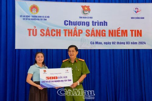 'Tủ sách thắp sáng niềm tin'