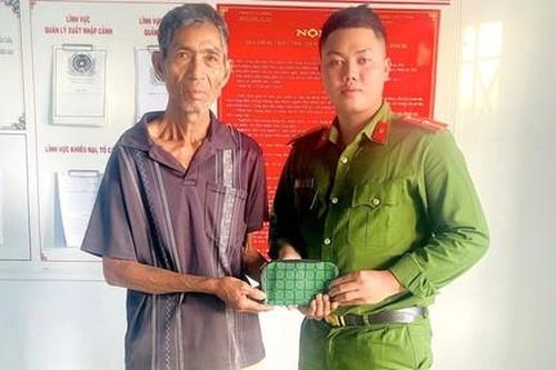 Lão nông nghèo trao trả hơn 28 triệu đồng tiền nhặt được
