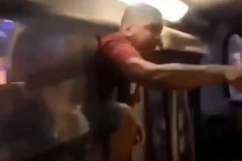 Truy đuổi tình địch, người đàn ông chạy theo rồi đu bám cửa sổ xe buýt
