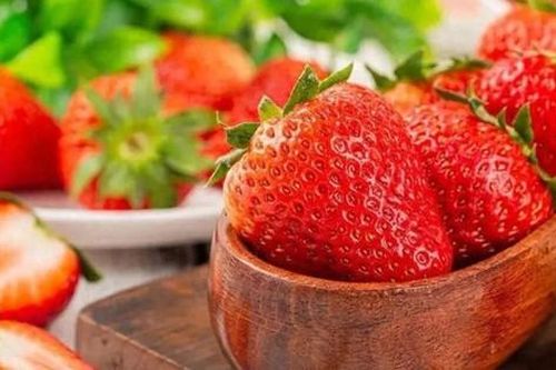 Lão nông trồng dâu tây lâu năm: 'Chỉ dùng muối hay bột mì để rửa thì chả có cái nào đúng, rửa thế này sẽ sạch hơn'