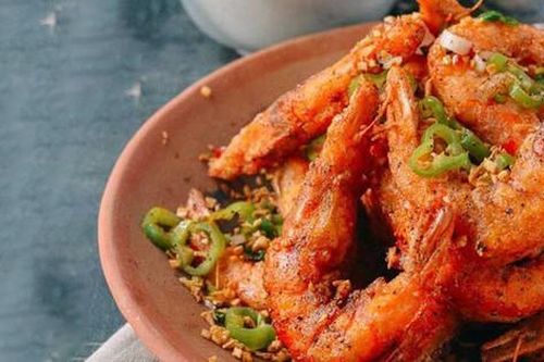 Tiết kiệm thời gian nấu nướng với món tôm rang muối ngon giòn đậm đà, ăn là mê
