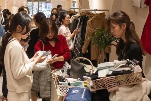 Quần áo cuối mùa giảm giá mạnh sau Tết: 'Săn sale' để dành năm sau