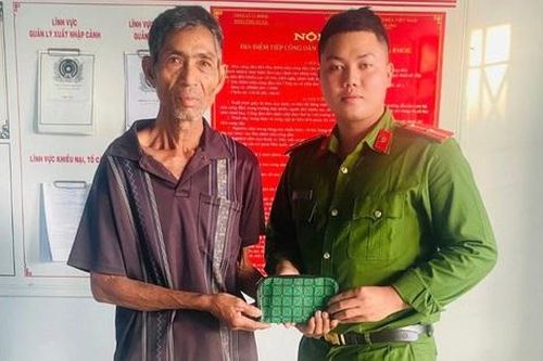 Người đàn ông nghèo khó nhờ công an trả lại gần 30 triệu đồng nhặt được