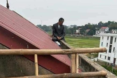 Kẻ chém vợ và mẹ vợ đang cố thủ trên nóc nhà