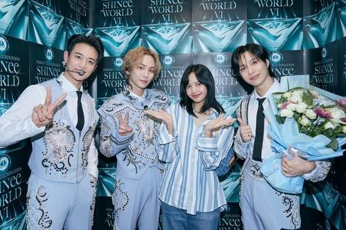 Lisa BLACKPINK xem concert SHINee, có ở lại Singapore để đu concert Taylor Swift?